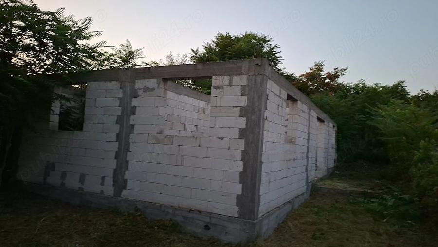 Casa tunrata pana la centura cu teren de 2800m - 3