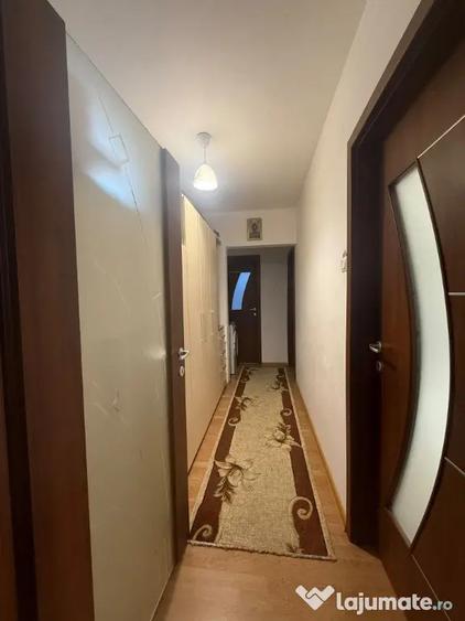 Apartament cu 3 camere semidecomandat în Gării