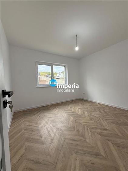 Apartament cu 3 camere semidecomandat în Rediu