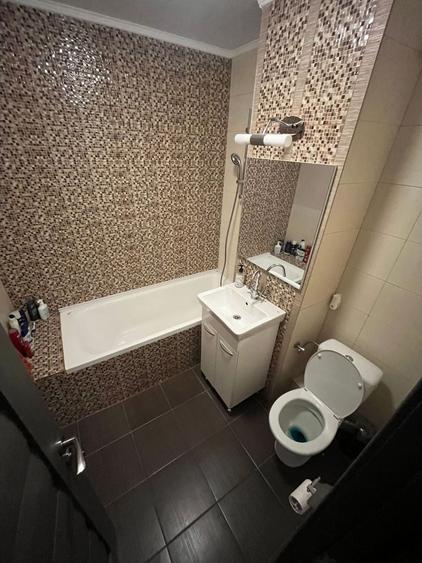 Apartament cu 4 camere decomandat, mobilat în Trocadero