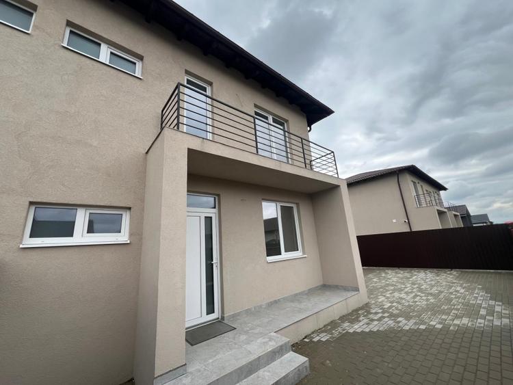 Duplex cu 4 camere cu Canalizare în Sânpetru