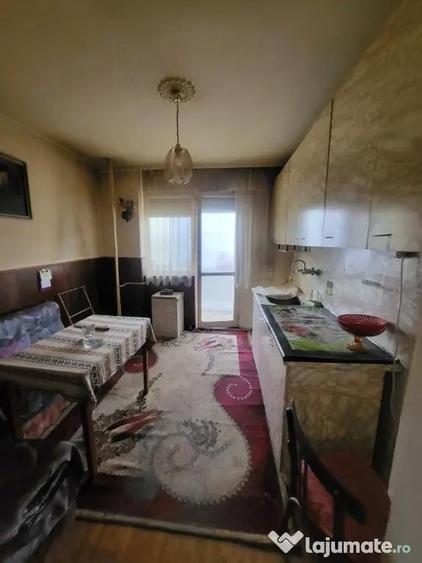 Garsonieră decomandată în Girocului