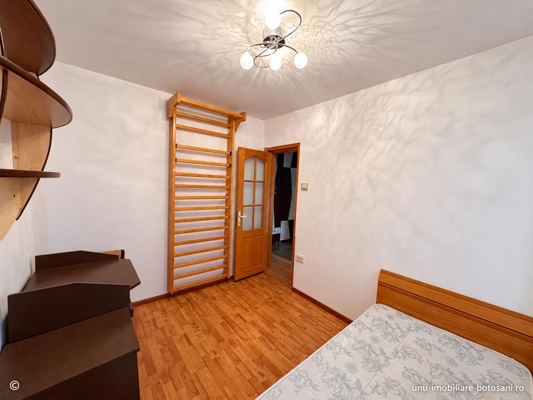 Apartament cu 3 camere semidecomandat în Central