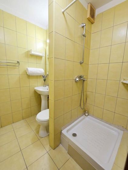 Apartament cu 3 camere semidecomandat, mobilat în Sebastian