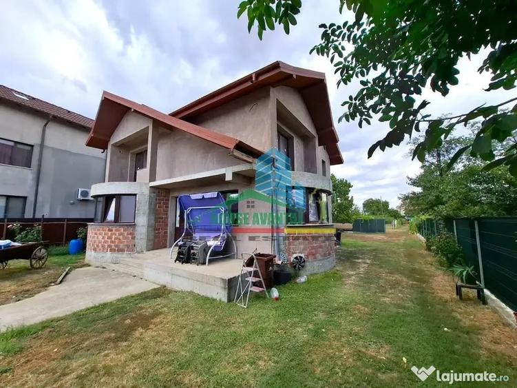 Casă cu 4 camere cu Teren 2428 Mp în Central