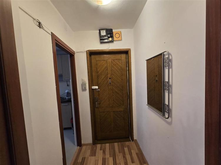 Apartament cu 3 camere semidecomandat, mobilat în Est