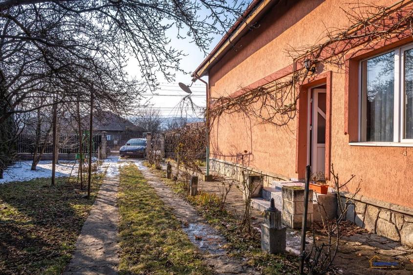 Casă individuală cu 8 camere cu Canalizare în Comănești