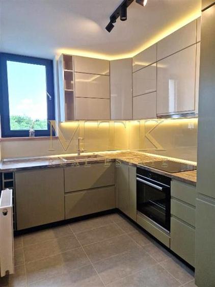 Apartament cu 3 camere decomandat, mobilat în Iancu Nicolae