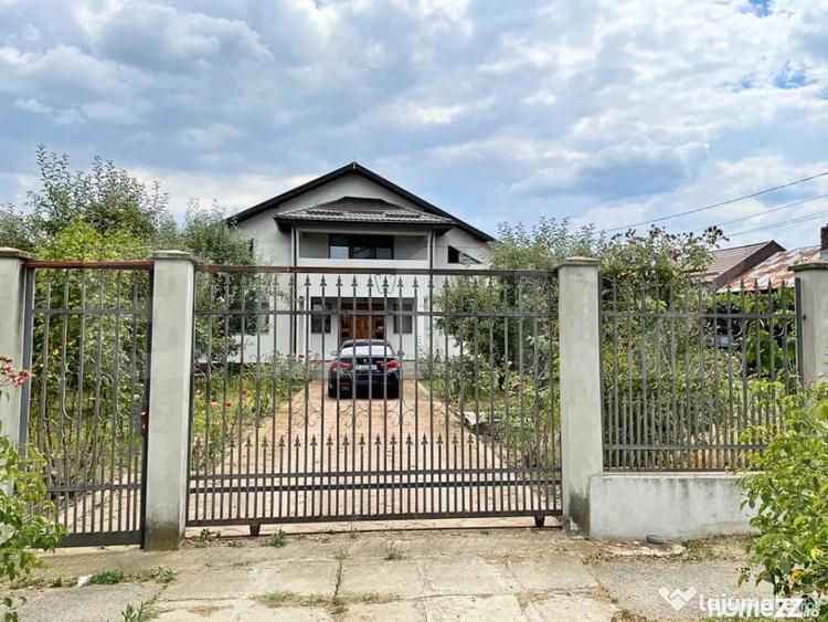 Casă cu 7 camere cu Teren 3000 Mp în Central