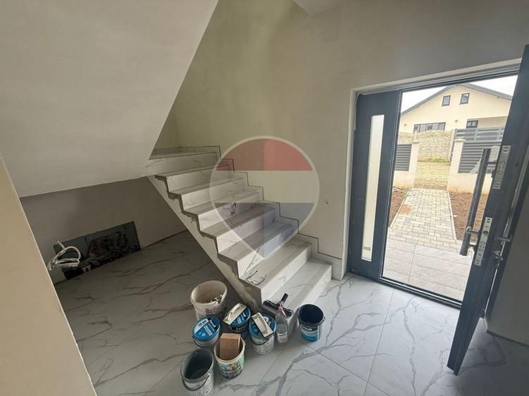 Casă individuală cu 4 camere cu Teren 377 Mp în Central