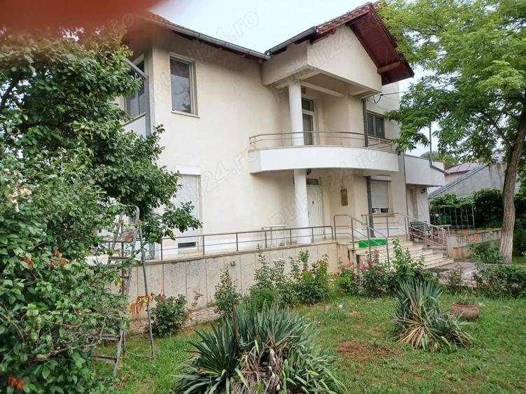 Casă cu 6 camere cu Teren 1060 Mp în Central