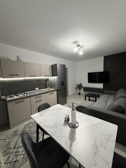 Apartament cu 3 camere decomandat în Micro 6
