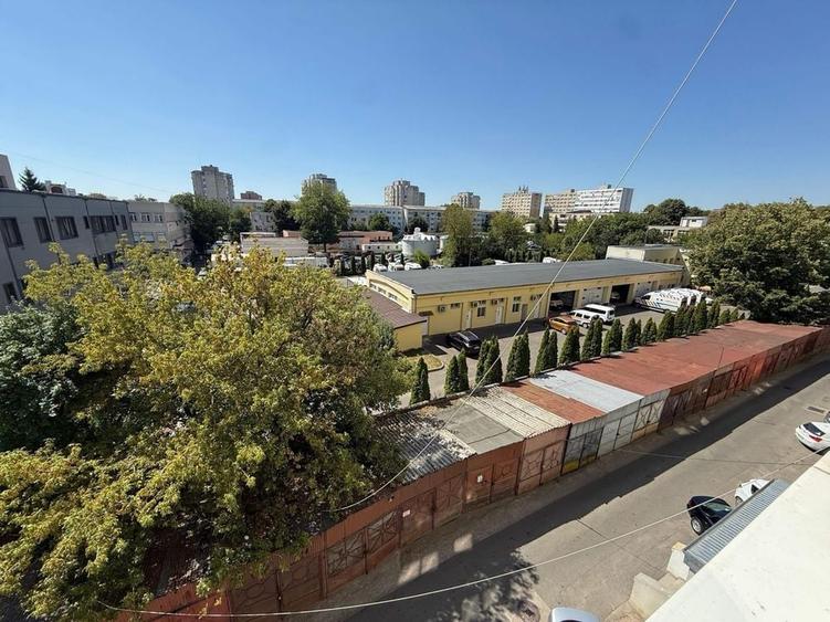 Apartament cu 3 camere decomandat în Careiului