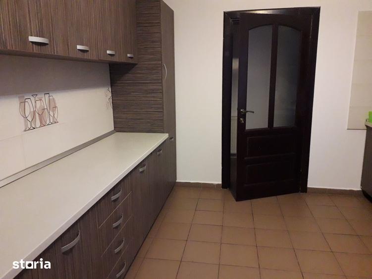 Casă cu 10 camere cu Teren 360 Mp în Central