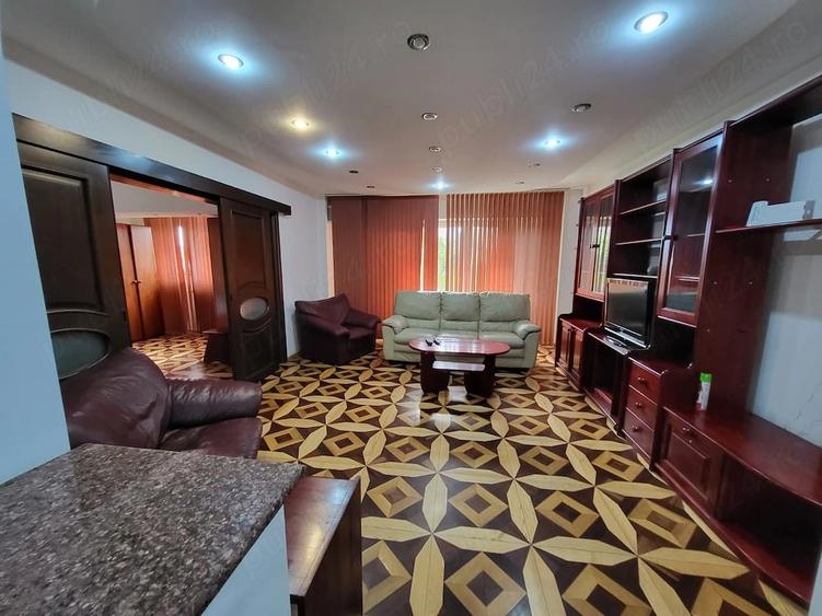 Apartament cu 3 camere semidecomandat în Decebal