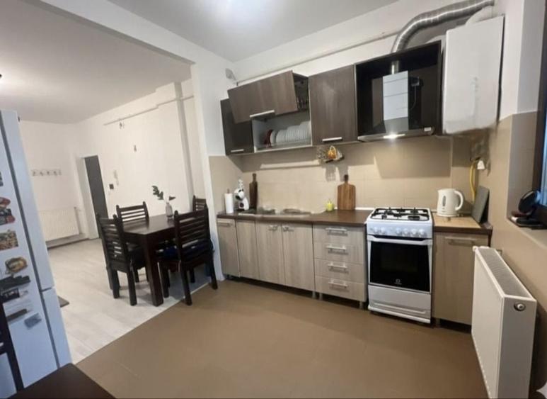 Apartament cu 3 camere semidecomandat în Valea Adâncă
