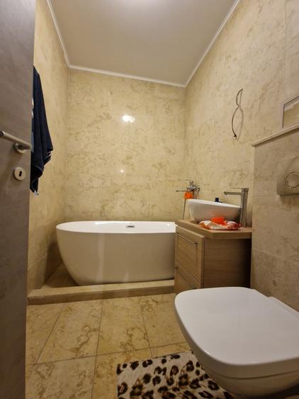 Apartament cu 3 camere decomandat în Palazu Mare