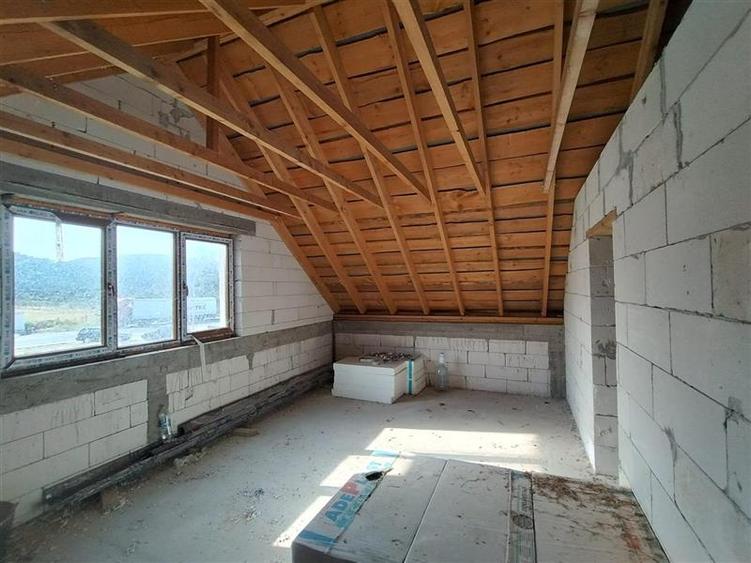 Casă individuală cu 4 camere cu Teren 3251 Mp în Sadova Veche