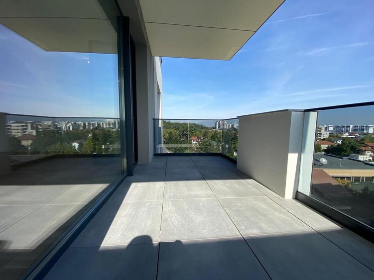 Apartament cu 3 camere semidecomandat în Pipera