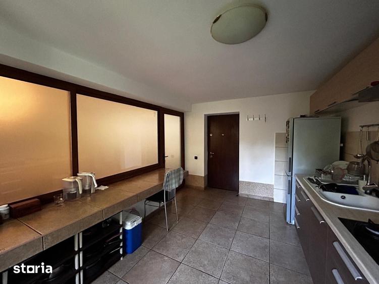 Casă cu 5 camere cu Teren 3800 Mp în Plopu