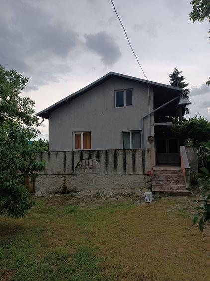 Casă cu 4 camere în Vadu Părului