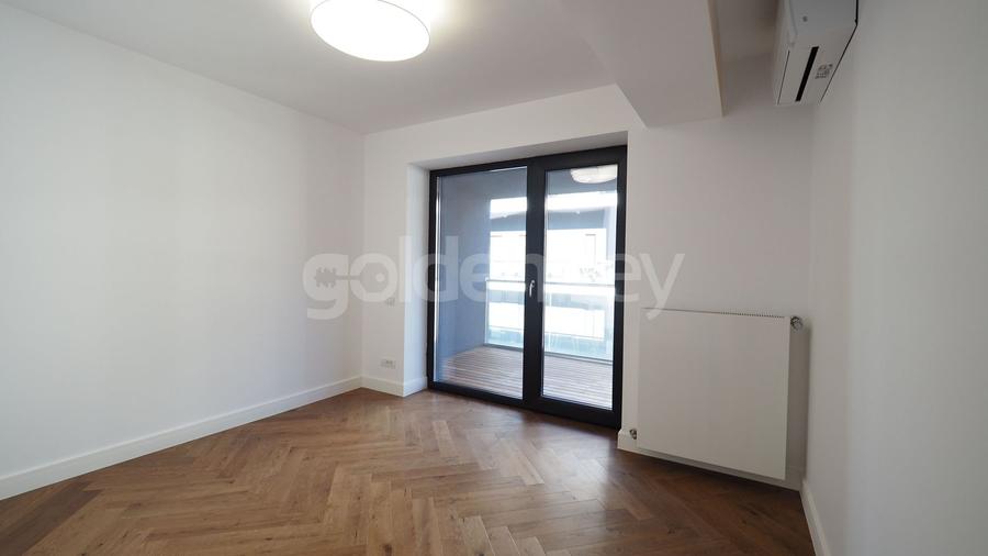 Apartament cu 4 camere semidecomandat în Băneasa