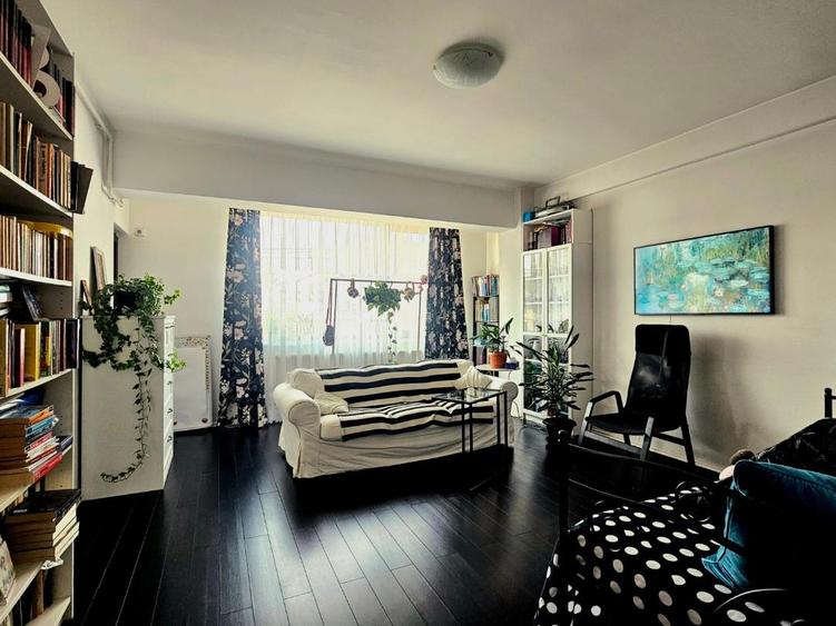 Apartament cu 3 camere semidecomandat în Bucureștii Noi