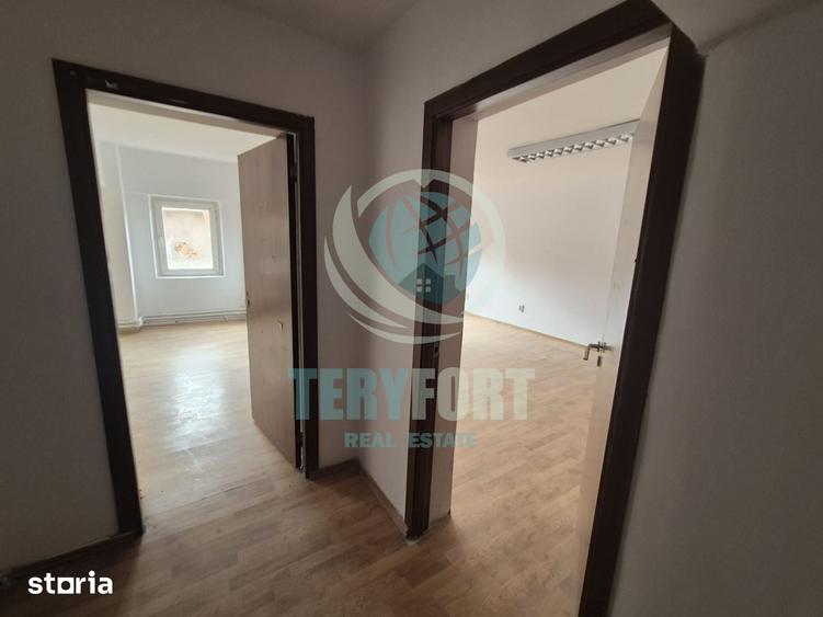 Spațiu comercial, de 400 mp, în Tei