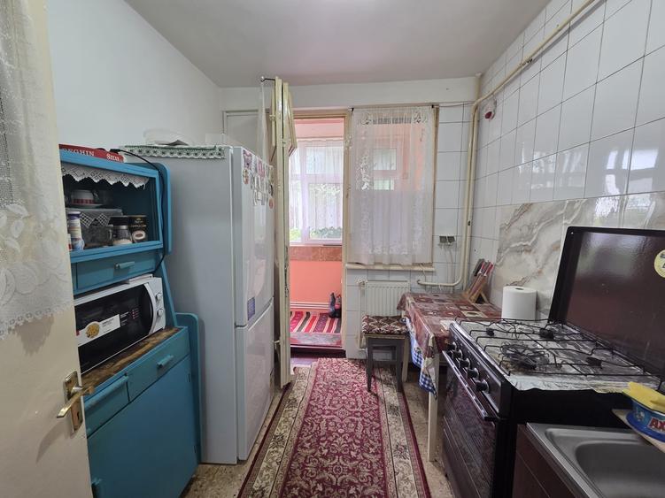 Apartament cu 3 camere semidecomandat în Micro 16