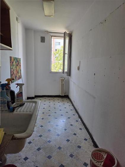 Apartament cu 3 camere semidecomandat, mobilat în Domenii