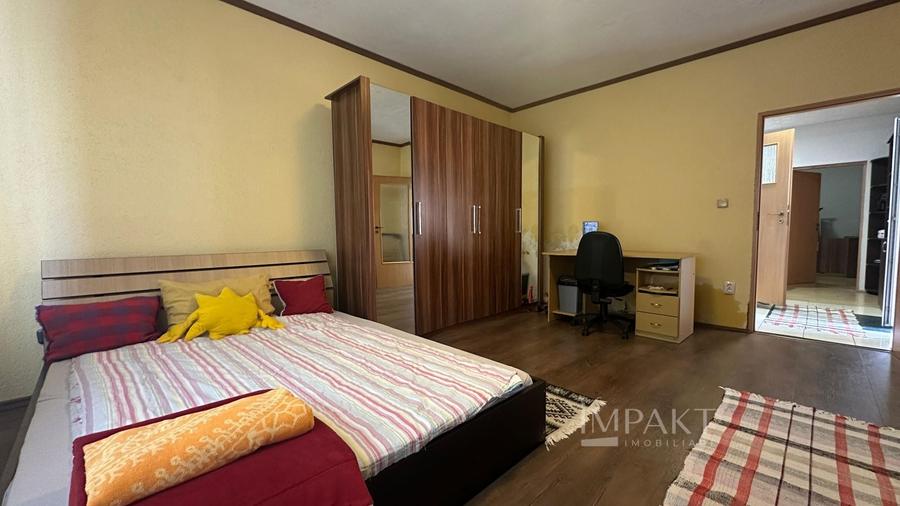 Casă individuală cu 10 camere decomandat cu Canalizare în Central