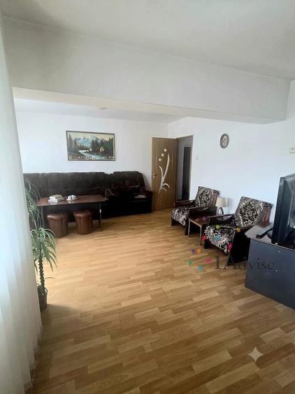 Apartament cu 3 camere decomandat, mobilat în Noua