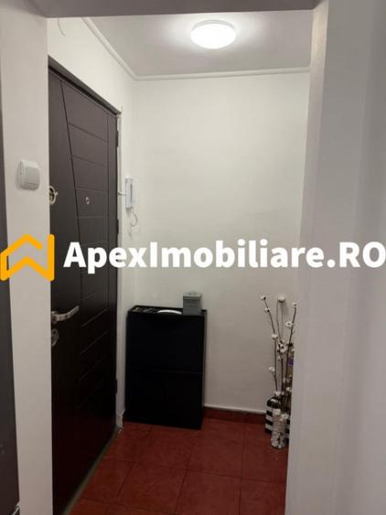 Apartament cu 3 camere semidecomandat în Berceni