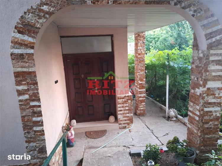 Casă cu 4 camere cu Teren 2300 Mp în Central