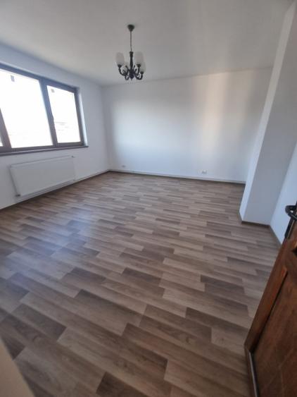Casă individuală cu 6 camere cu Canalizare în Iris