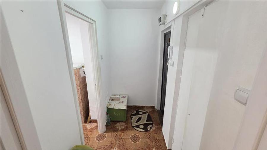 Apartament cu 2 camere semidecomandat, mobilat în Central