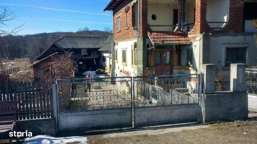 Casă cu 3 camere în Stănești