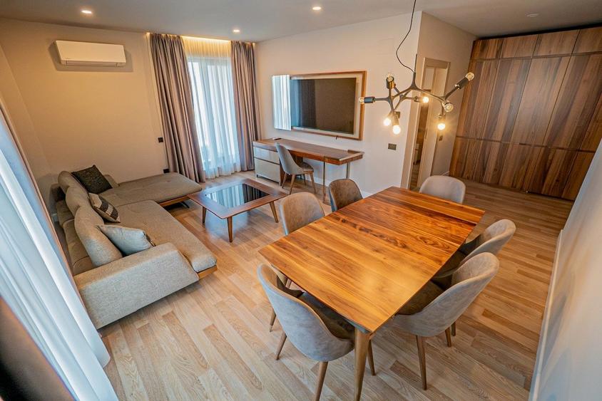 Apartament cu 3 camere decomandat în Universitate