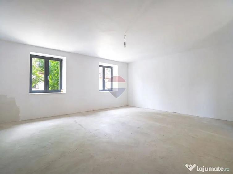 Casă cu 9 camere cu Teren 450 Mp în Cristian