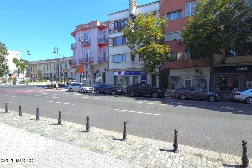 Apartament cu 5 camere semidecomandat, mobilat în Central