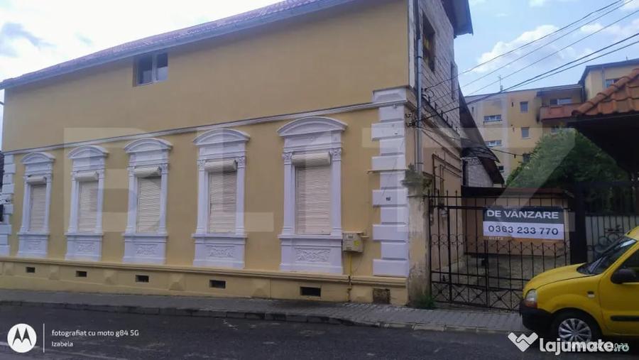 Casă cu 7 camere cu Teren 100 Mp în Central
