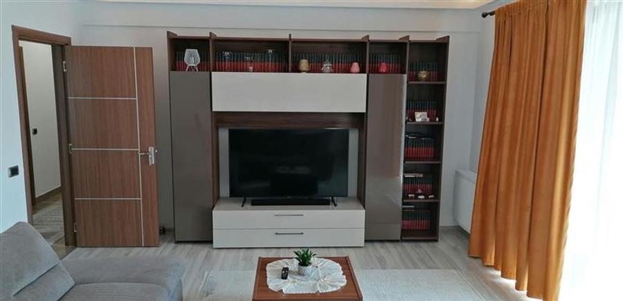 Apartament cu 3 camere decomandat în Tractorul