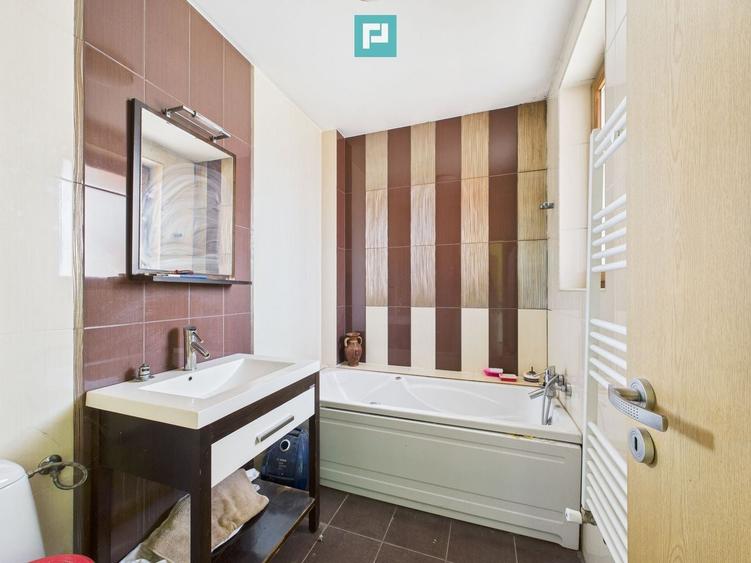 Casă individuală cu 8 camere cu Canalizare în Mehala