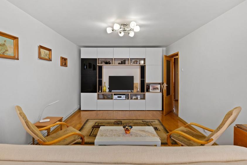 Apartament cu 3 camere decomandat, mobilat în Alfa