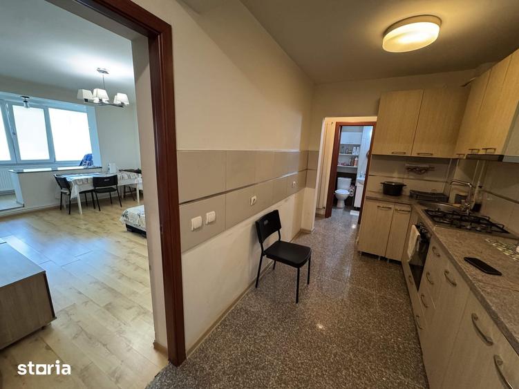 Apartament cu 3 camere semidecomandat în Central