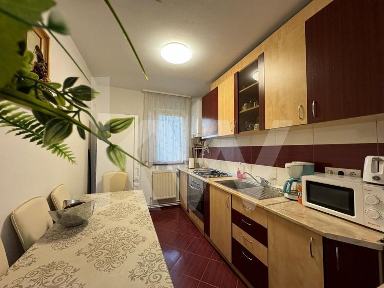 Apartament cu 3 camere semidecomandat, mobilat în Mihai Viteazul