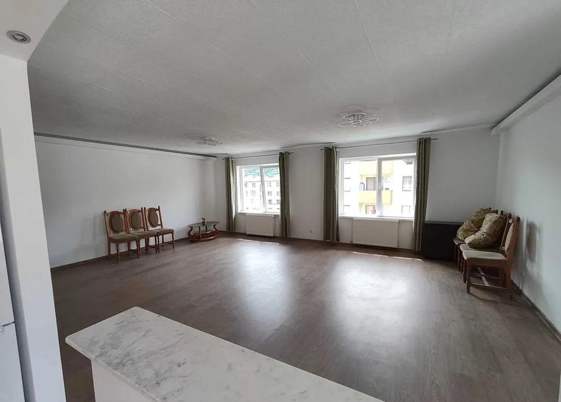 Apartament cu 4 camere decomandat, mobilat în Florești