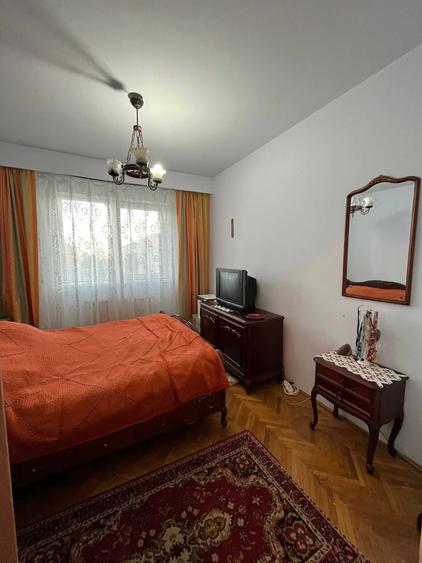 Apartament cu 3 camere semidecomandat în Gojdu