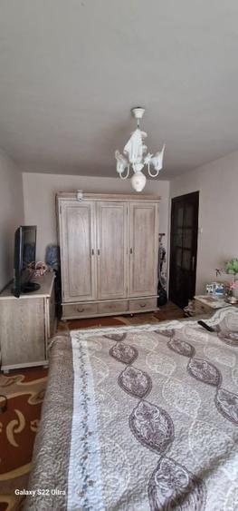 Apartament cu 3 camere semidecomandat, mobilat în Micro II