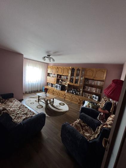 Apartament cu 3 camere decomandat în Giurgeni